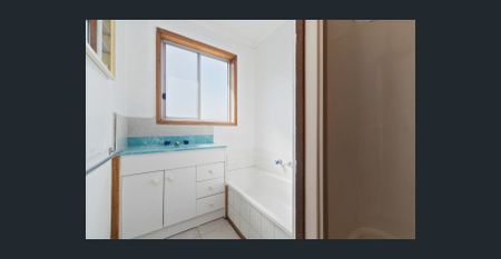 ~ 3 Bdrm Unit ~ Rear of Block with Large Yard - Polished Floorboards - Photo 5