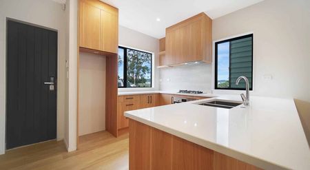 Stunning Four Bedroom Townhouse - Photo 2