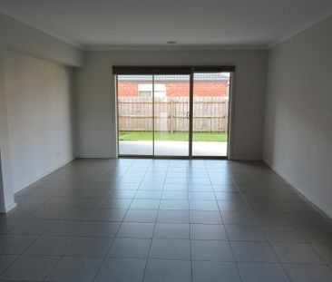 3 Dodge Terrace, Cranbourne East VIC - Photo 1