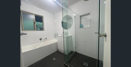 Modern Comfort Amidst the Trees - Photo 3