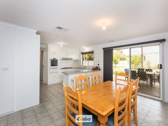 Spacious 3 bedroom, 2 bathroom home in sought-after Westside location - Photo 1