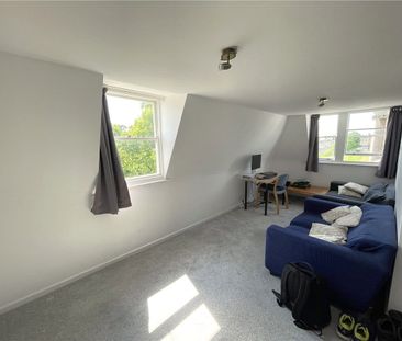 A light and spacious, well presented apartment in an excellent loca... - Photo 1