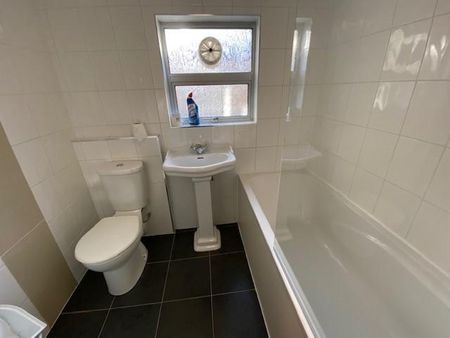 1 bedroom in a house share to rent - Photo 4