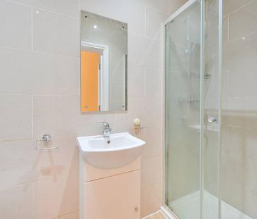 3 bedroom flat to rent - Photo 2