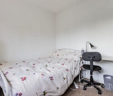 4 bedroom semi-detached house to rent - Photo 3