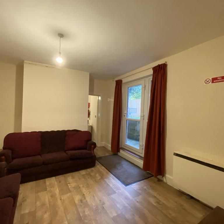 6 bedroom terraced house to rent - Photo 1