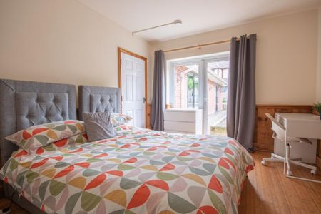 1 bedroom in a house share to rent - Photo 2