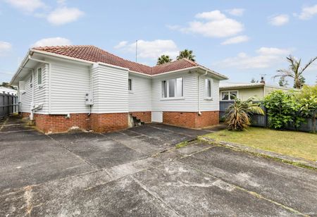 This beautifully presented 4-bedroom house at Mt Wellington - Photo 3