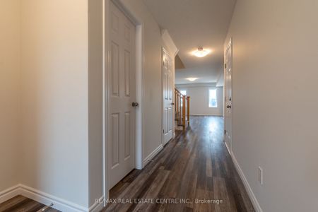 Townhouse For Lease | X8130292 - Photo 5