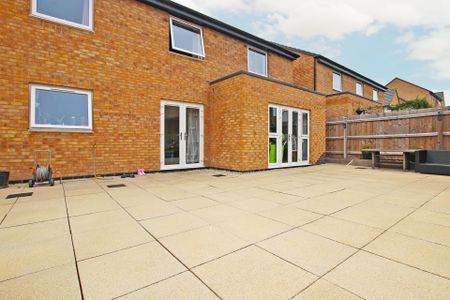 5 bedroom Detached house to rent - Photo 2