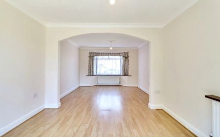 Monks Park, Wembley, HA9 - Photo 5