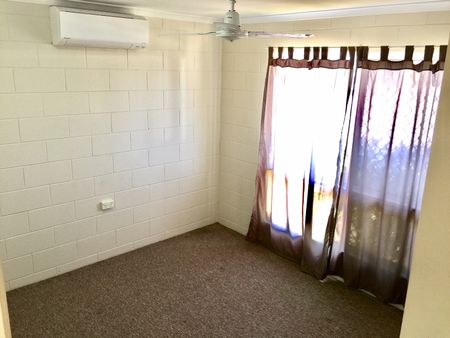 FULLY AIR CONDITIONED FAMILY HOME - Photo 4