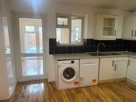4 bedroom terraced house to rent - Photo 2