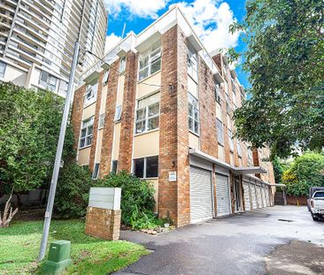 Updated Apartment in Ultra-Convenient Location ** Available 18/04/2... - Photo 3