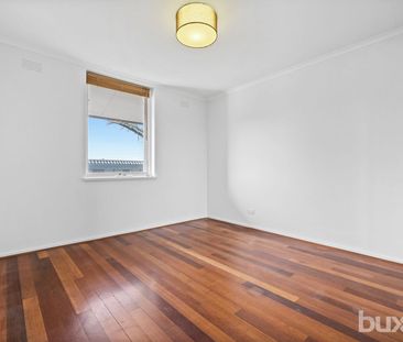 FRESHLY PAINTED 2 BEDROOM APARTMENT - Photo 3