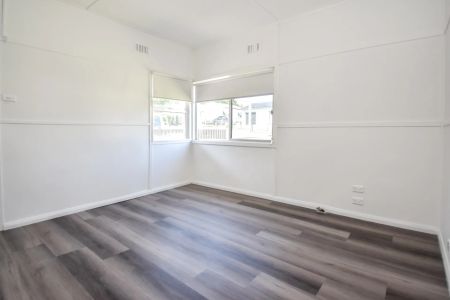 Renovated Cute Cottage! - Photo 2