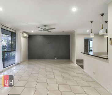 LARGE THREE LOWSET 3 BEDROOM HOME IN WHISPER QUIET PARKLAND LOCATION! - Photo 1