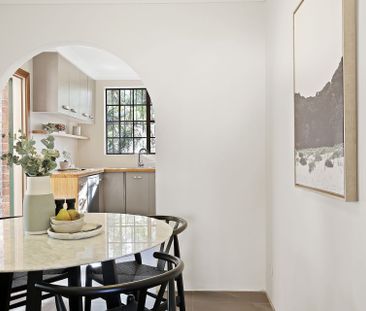 Stylish Townhouse With Lock-up Garage - Photo 3