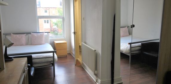 Flat 4, 30 Kelso Road, LS2 9PR, Leeds - Photo 2