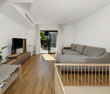 Stylish Townhouse In O'Connor - Photo 2