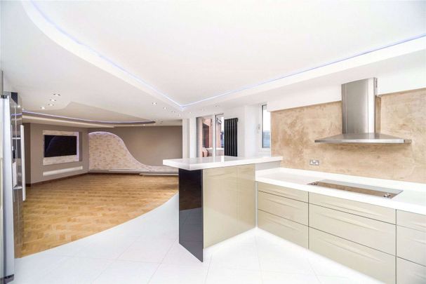 Three bedroom, three bathroom apartment finished to an exceptional standard set within a portered block - Photo 1