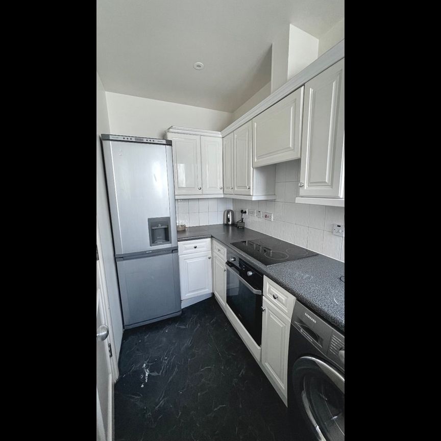 2 Bed Flat, Chiswick Court, W4 - Photo 1
