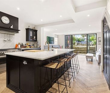 A beautifully refurbished four bedroom Chelsea townhouse offering s... - Photo 2