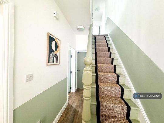 6 bedroom semi-detached house to rent - Photo 1