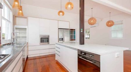 Big Home in Kingsland - Photo 4