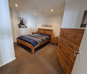 Top floor, central location and furnished! - Photo 6