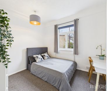 4 bedroom Mid Terraced House - Bishops Rise, Hatfield - Photo 4