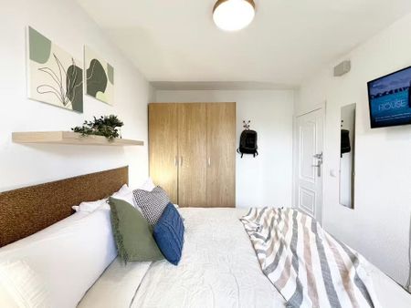 Calle de Ayllón, Madrid, Community of Madrid 28024 - Photo 2