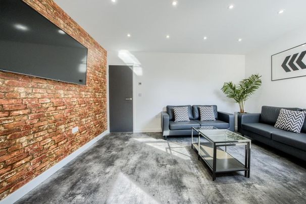 6 bedroom terraced house to rent - Photo 1