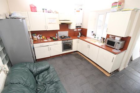 House - Terraced For Rent Laura Street, Pontypridd - Photo 5