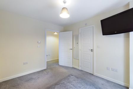 2 bedroom Flat To Let - Photo 4