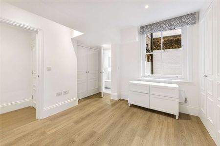 A light and modern one-bedroom apartment benefitting from wooden floors throughout and a private patio, moments from the Kings Road SW3. - Photo 3