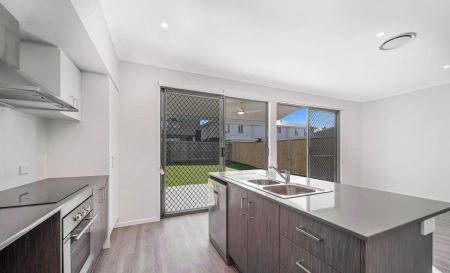 TERRACE HOME IN CAPESTONE WITH DUCTED AIR CONDITIONING - Photo 5