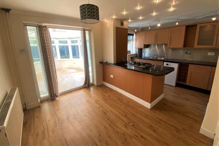 3 bedroom semi-detached house to rent - Photo 5