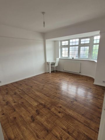 4 Bed Semi-Detached House, Ilford, IG3 - Photo 4