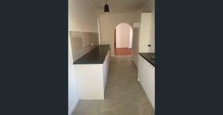 Spacious renovated single fronted 1900 cottage - Photo 3