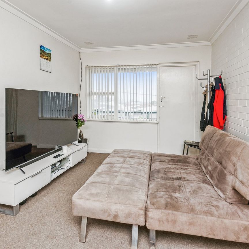 QUIET COMPLEX LIVING ! - Photo 1