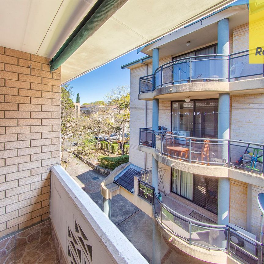 Modern Top Floor Apartment in Prime Harris Park Location - Photo 1