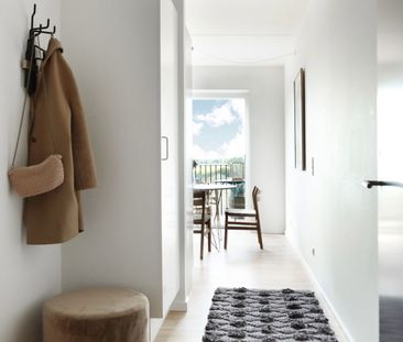 Skøn 2-værelses lejlighed med olivengrønt køkken og egen terrasse. ... - Photo 1