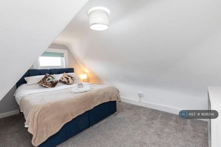 4 bedroom semi-detached house to rent - Photo 5