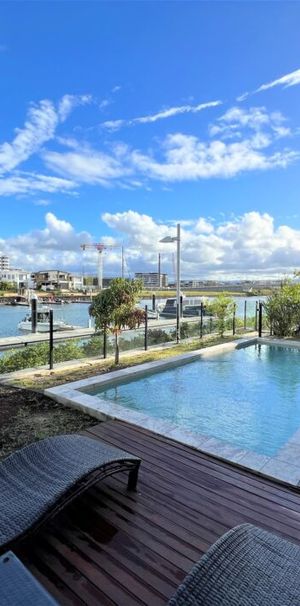SPACIOUS WATERFRONT FAMILY HOME IN THE HART OF HOPE ISLAND - Photo 1