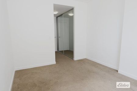 Luxurious Three Bedroom Apartment In In Prime Location - Photo 3
