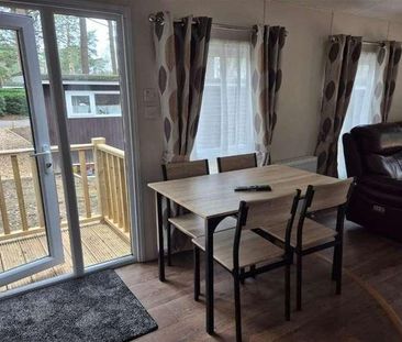 Bedroom Chalet Bungalow Park Home In Wokingham, RG40 - Photo 2