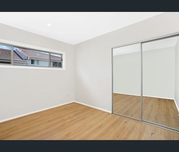Modern & Spacious Townhouse Living in the Heart of Girraween!! - Photo 1