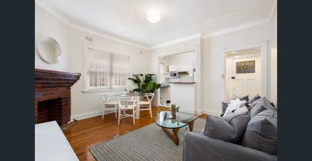 Charming Art Deco Apartment With Sunroom - Photo 3