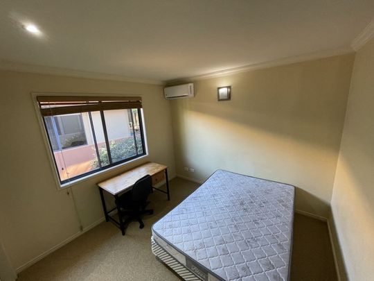 FURNISHED ROOM ONLY/STUDENT ACCOMMODATIONS IN VARSITY SHORES - 5 MINS WALKING TO BOND UNIVERSITY - Photo 1